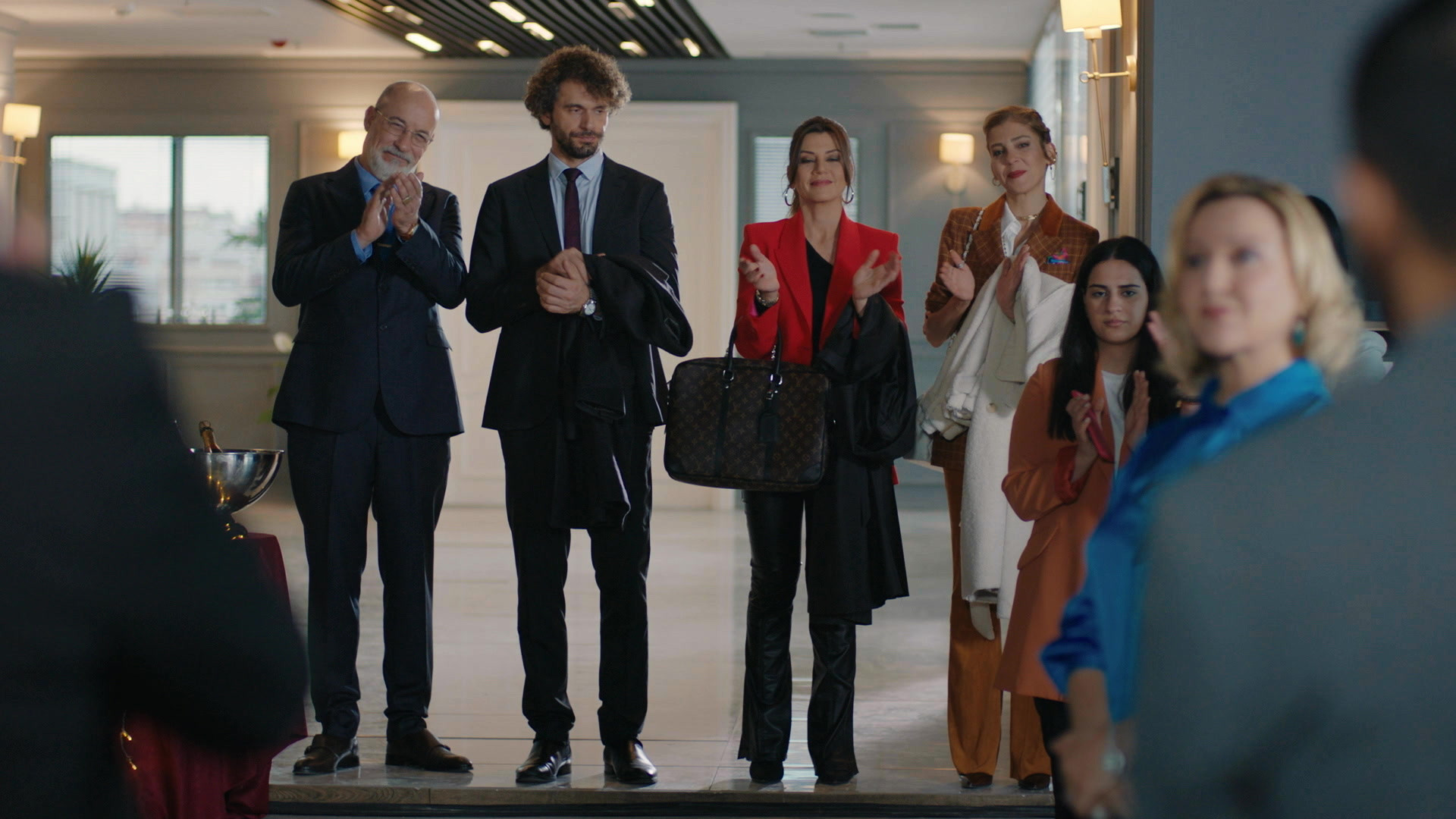 Желіде бір қыз ерлер душына кірді